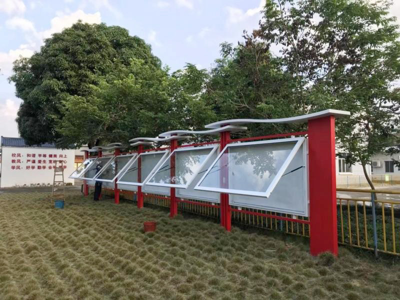 不銹鋼宣傳欄制作廠家：不銹鋼與亞克力材料的各自優勢